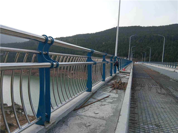 开州不锈钢桥梁护栏的特点及其在桥梁安全中的重要作用