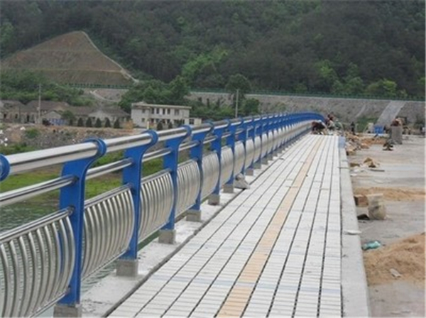 开州不锈钢桥梁护栏的特性及其在现代建筑中的应用